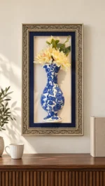 Krem Çiçekli Duvar Panosu 33 x 63 cm Gümüş Renk Desenli Çerçeveli Mavi Beyaz Vazo Detaylı
