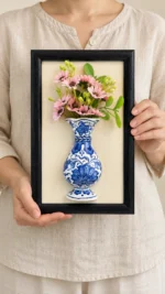 Pembe Çiçekli Vazo Detaylı Duvar Panosu 19 x 30 cm Siyah Çerçeveli Mavi Beyaz Desenli - Görsel 3