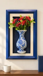 Kırmızı Çiçekli Duvar Panosu 26 x 45 cm Mavi Çerçeveli Mavi Beyaz Vazo Detaylı