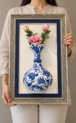 Pembe Güllü Duvar Panosu 39 x 64 cm Gümüş Renk Desenli Çerçeveli Mavi Beyaz Vazo Detaylı - Görsel 3