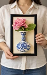 Pembe Güllü Vazo Detaylı Duvar Panosu 19 x 30 cm Siyah Çerçeveli Mavi Beyaz Desenli - Görsel 2