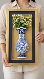 Beyaz Çiçekli Duvar Panosu 25,5 x 45 cm Altın Renk Çerçeveli Mavi Beyaz Vazo Detaylı - Görsel 3
