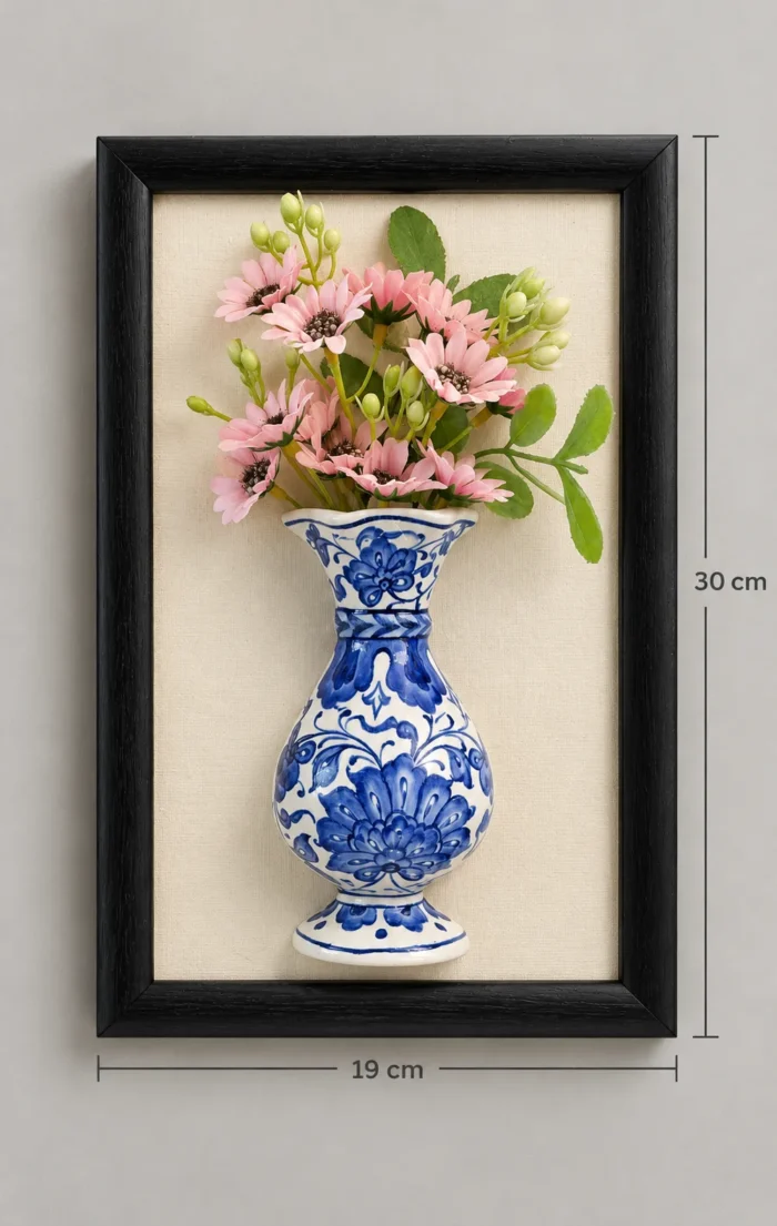 Pembe Çiçekli Vazo Detaylı Duvar Panosu 19 x 30 cm Siyah Çerçeveli Mavi Beyaz Desenli - Görsel 2