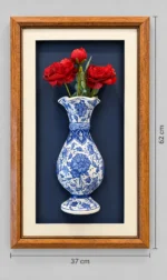 Kırmızı Güllü Duvar Panosu 37 x 62 cm Kahverengi Çerçeveli Mavi Beyaz Vazo Detaylı - Görsel 3