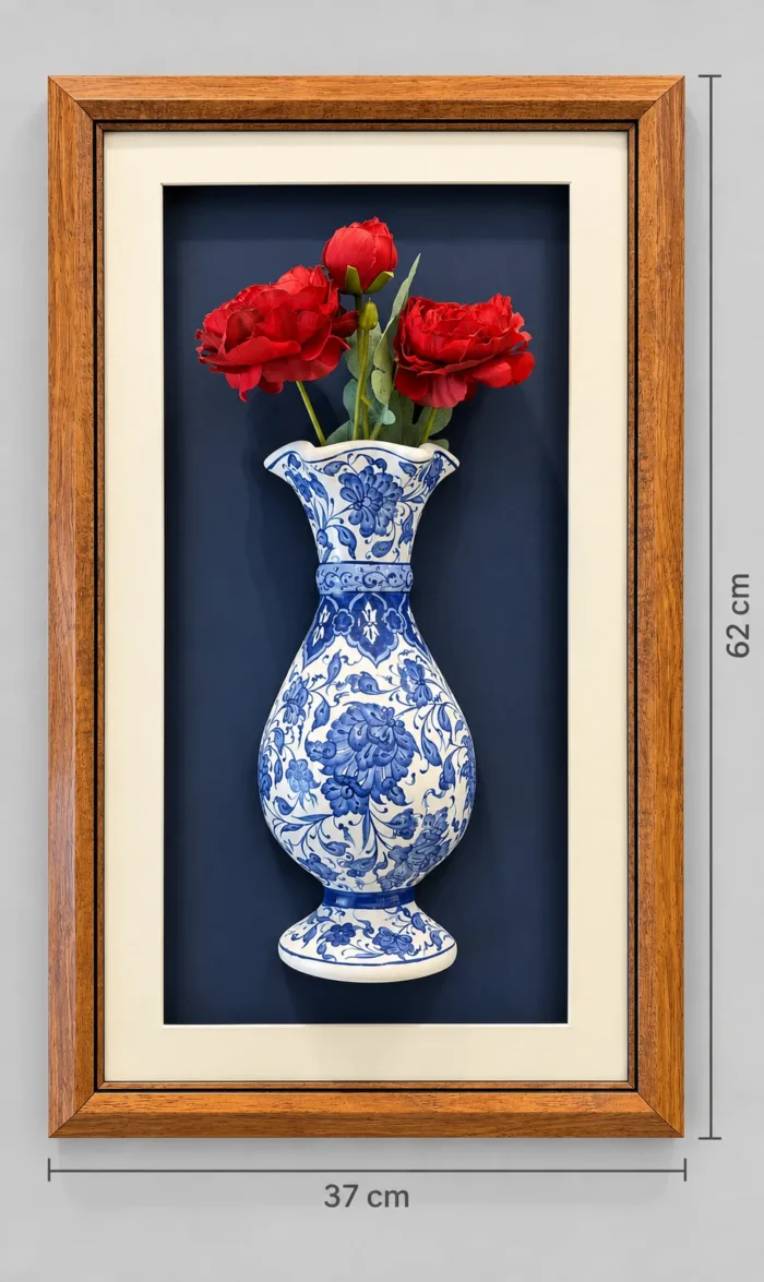 Kırmızı Güllü Duvar Panosu 37 x 62 cm Kahverengi Çerçeveli Mavi Beyaz Vazo Detaylı - Görsel 3