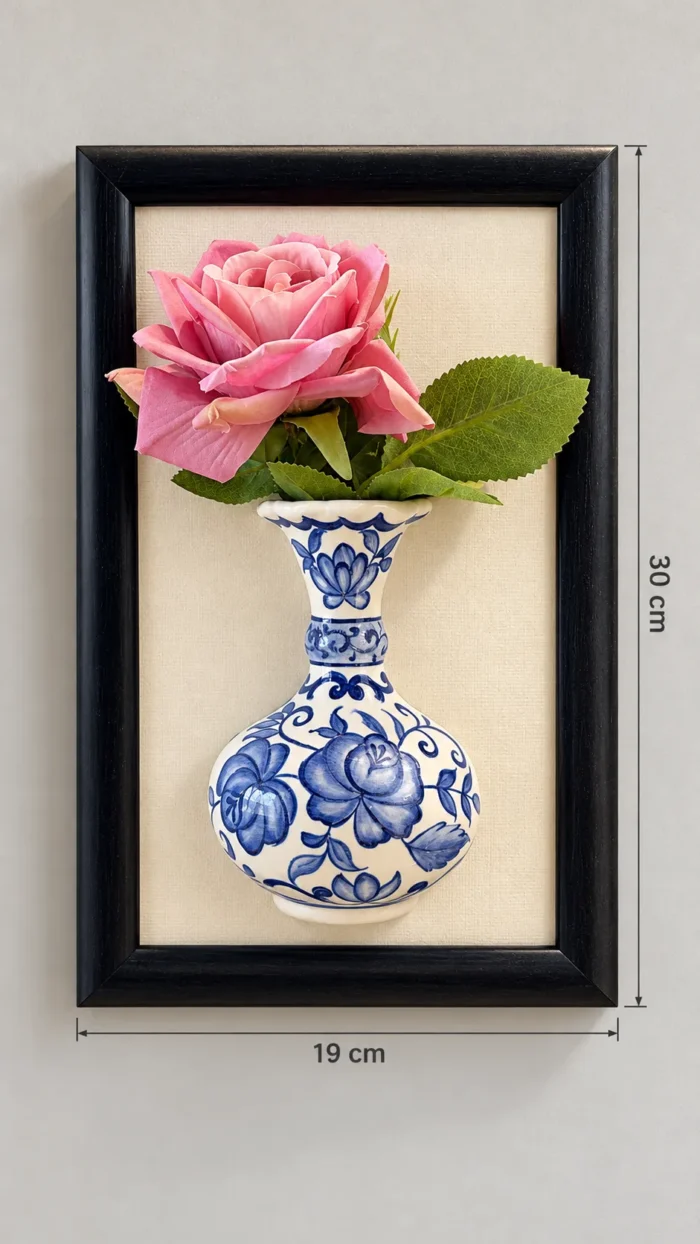 Pembe Güllü Vazo Detaylı Duvar Panosu 19 x 30 cm Siyah Çerçeveli Mavi Beyaz Desenli - Görsel 3